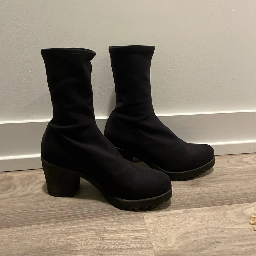 Vagabond Black Ankle Booties - Picture 2 of 2
